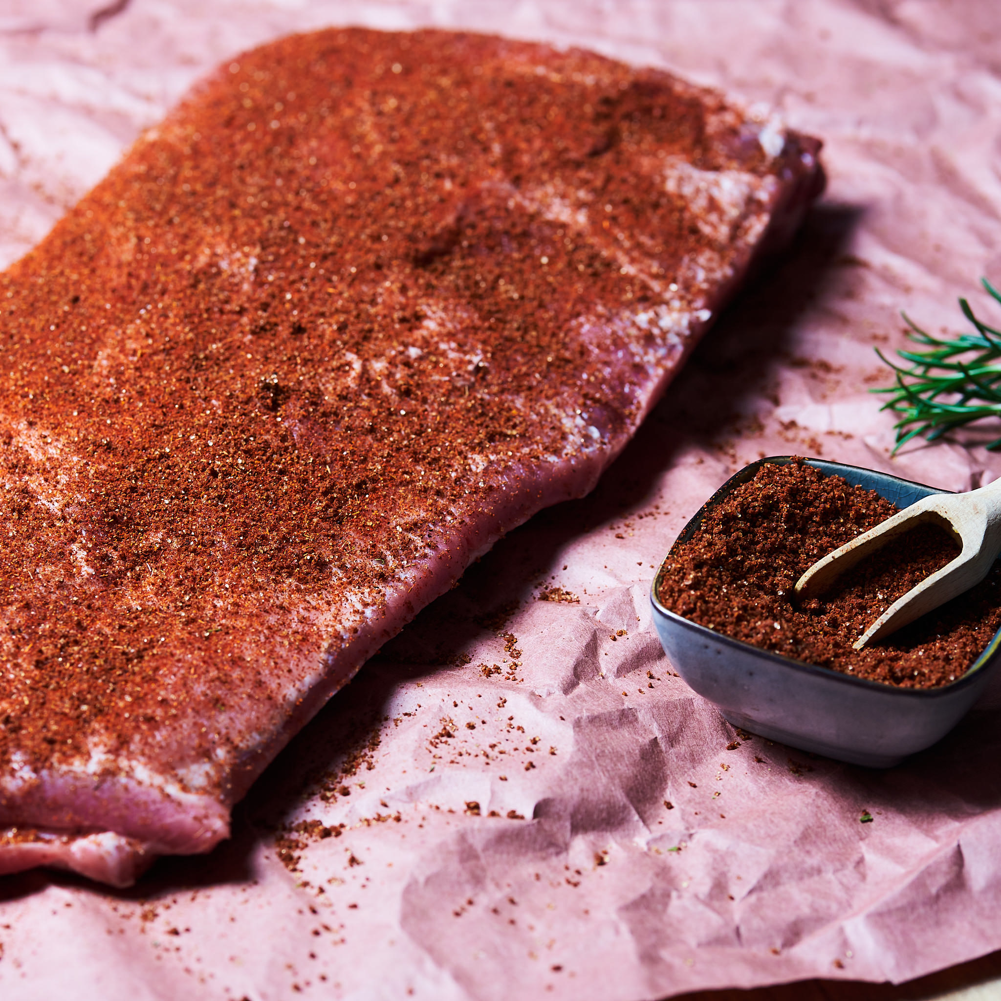 St. Louis Cut Ribs vom Strohschwein Marinierte St. Louis Cut Ribs vom Strohschwein Produktfotografie