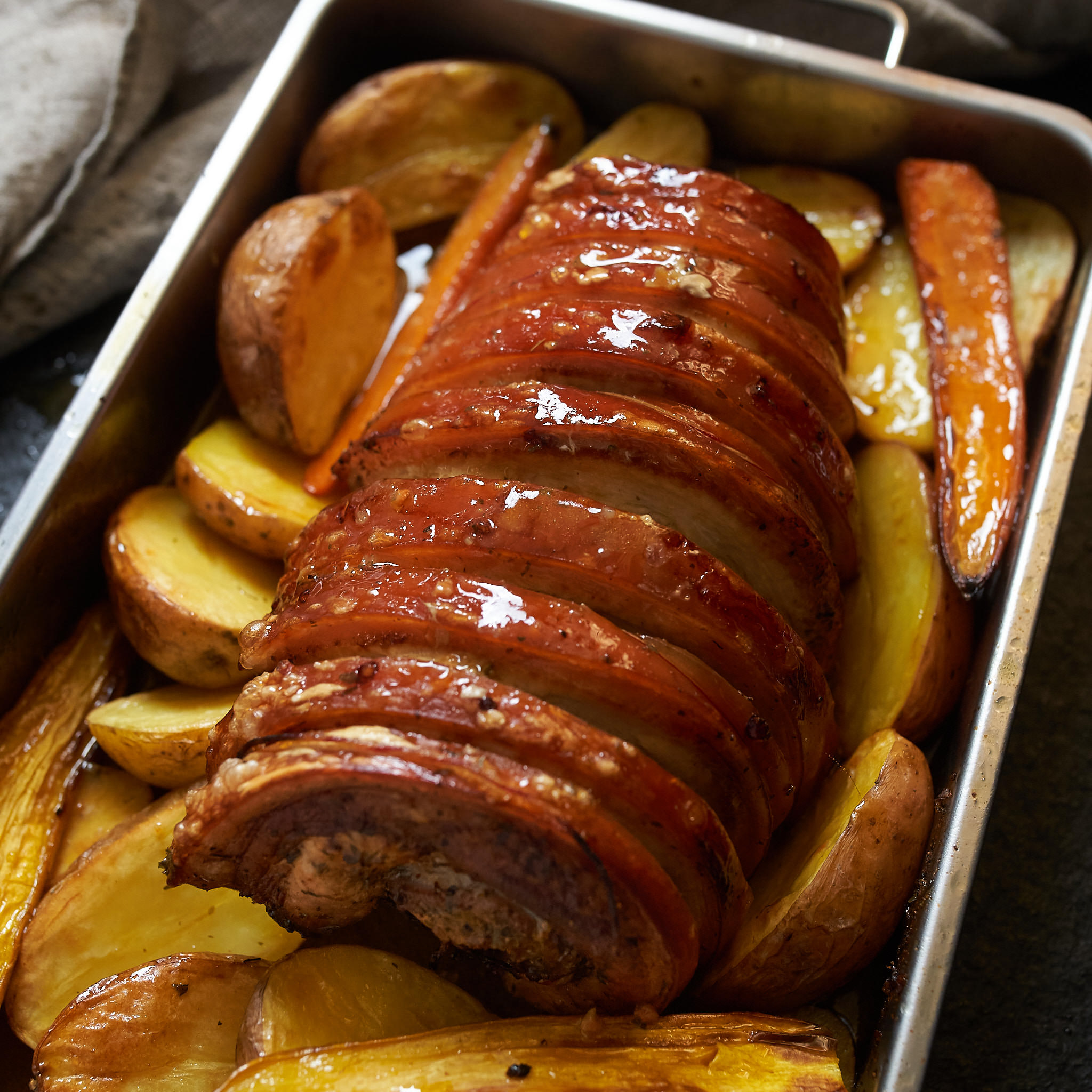 Schopf mit Schwarte vom Strohschwein Schopf mit Schwarte gebraten imd auf Ofenkartoffel-Scheiben serviert