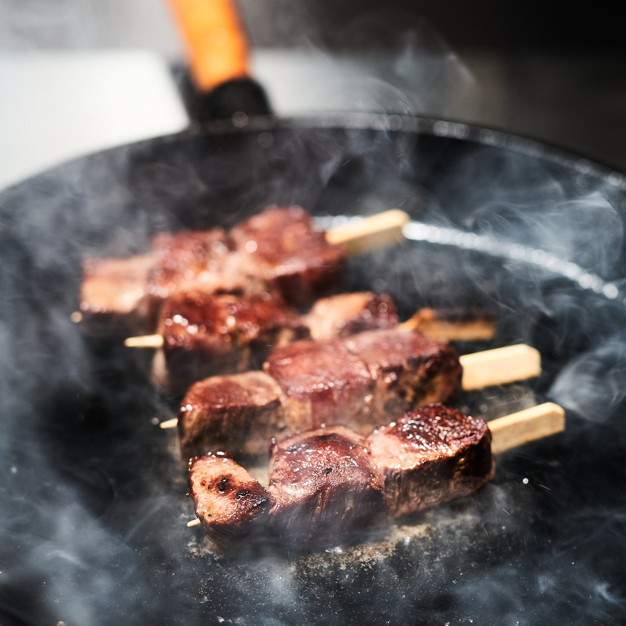 Rinderfilet von der Kalbin Gebratene Rinderfilet-Spiesse in Gusseisenpfanne
