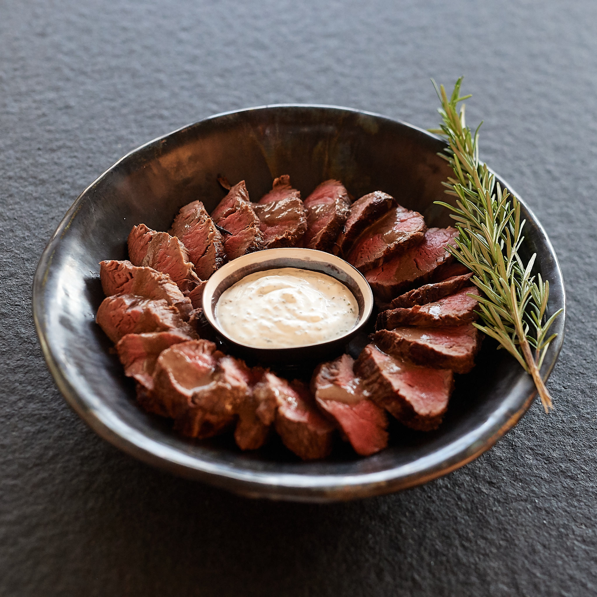 Rinderfilet von der Kalbin Feine Streifen vom Rinderfilet in Schuessel serviert mit selbstgemachter Sauce