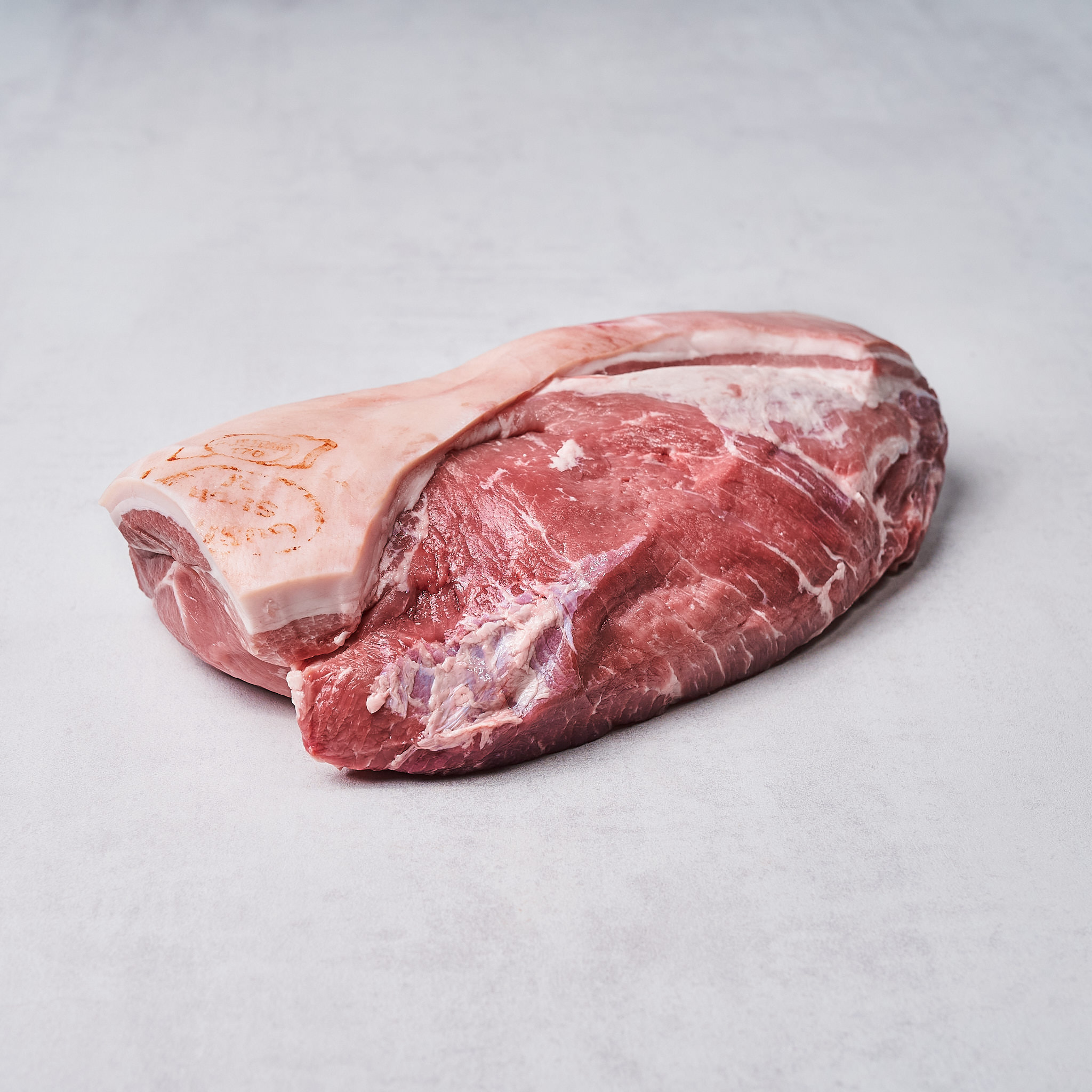 Schopf mit Schwarte vom Strohschwein Schopf mit Schwarte vom Strohschwein Produktfotografie