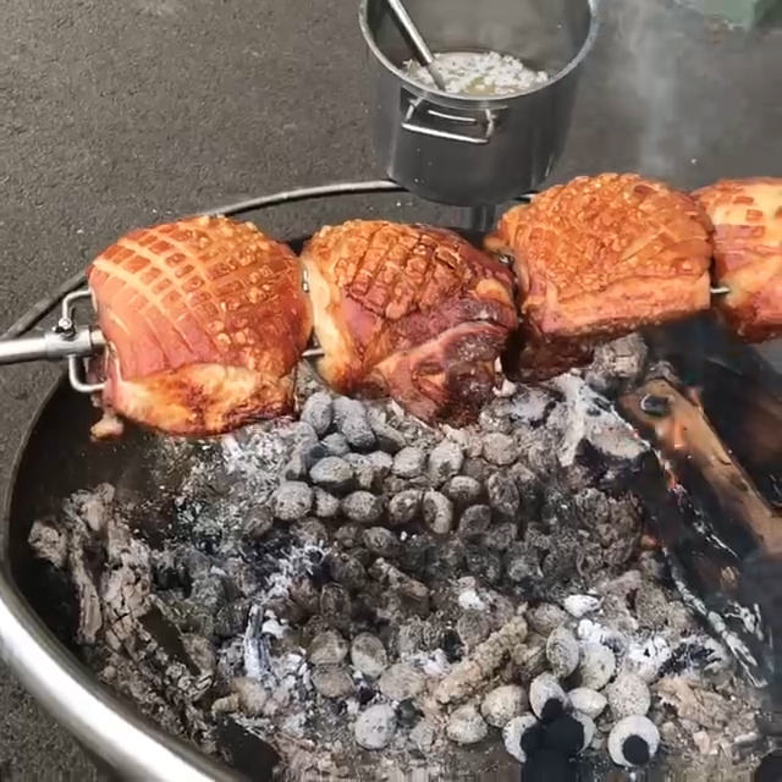 Schulter vom Strohschwein wird auf Grillspieß zubereitet Schulter vom Strohschwein wird auf Grillspieß zubereitet