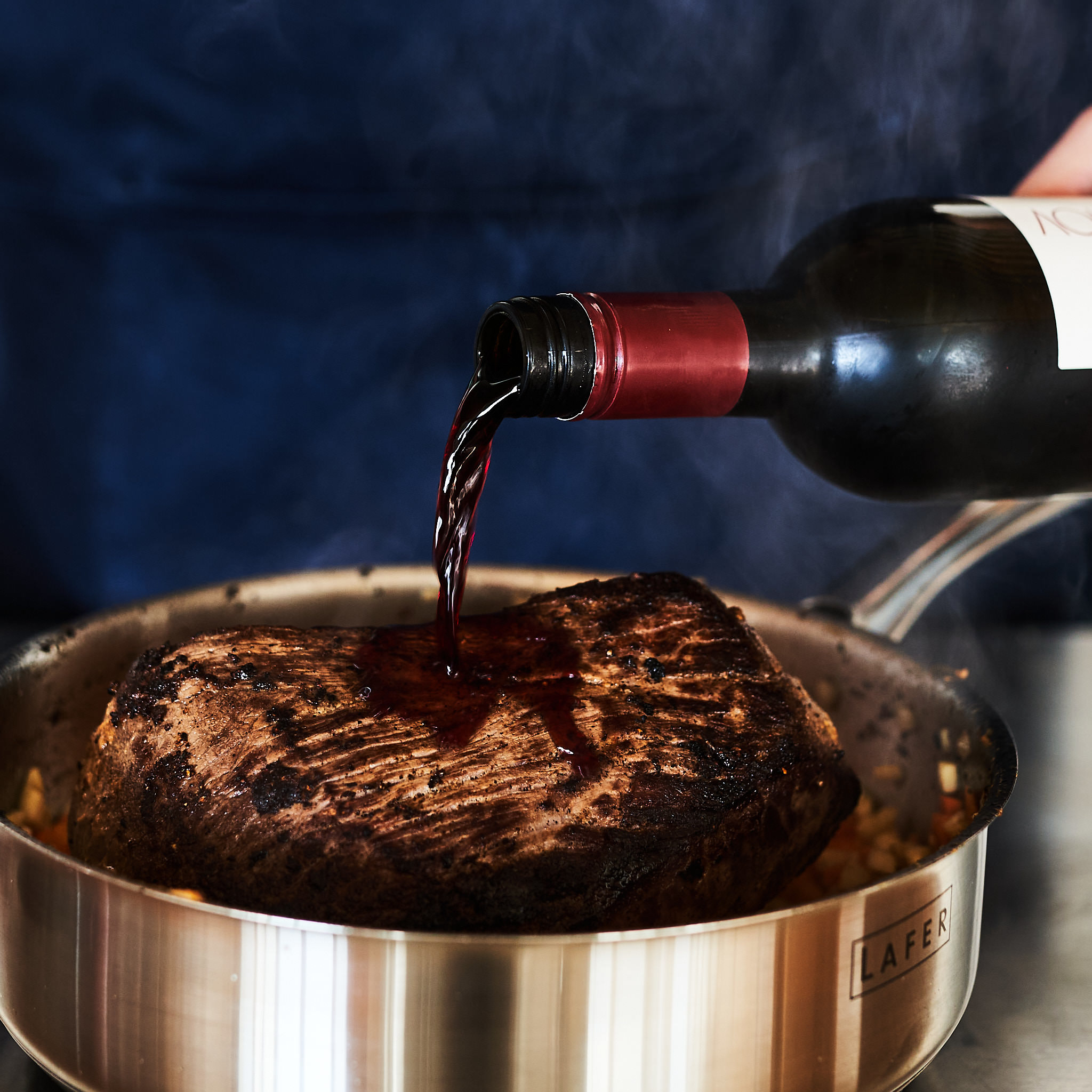 Schwarzes Scherzl wird mit Rotwein abgeschmeckt