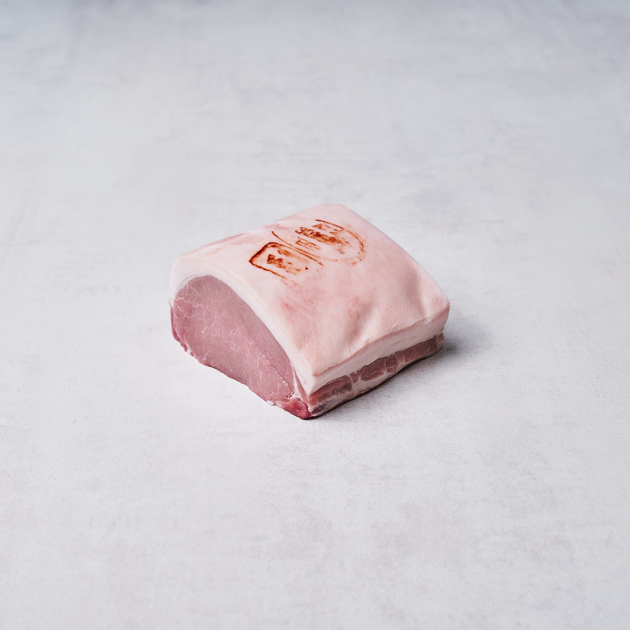 Karree ausgeloest vom Strohschwein Karree mit Schwarte Produktaufnahme