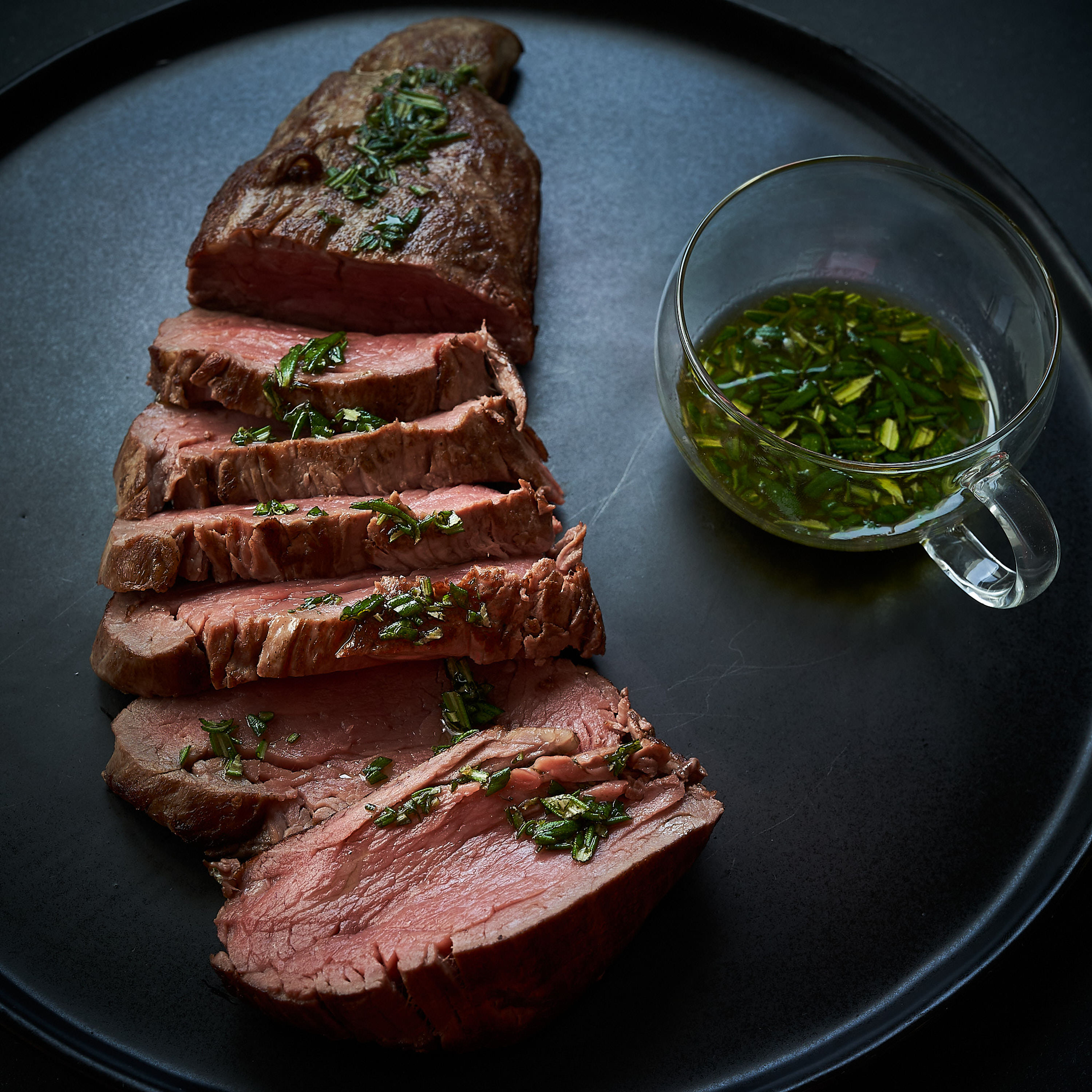 Gebratenes-Rinderfilet-von-Alter-Kuh Rinderfilet-alte-Kuh-auf-dunklem-Teller