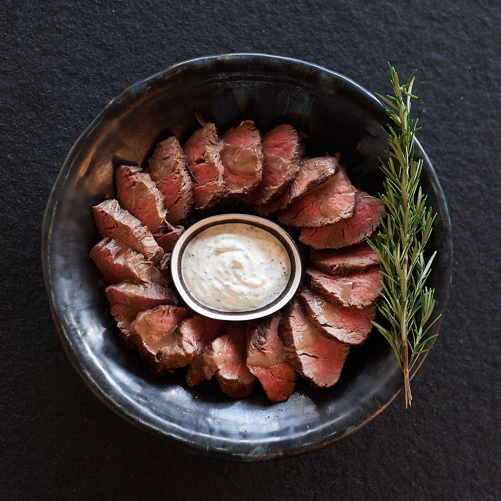 Rinderfilet von der Kalbin Feine Streifen vom Rinderfilet in Schuessel serviert mit selbstgemachter Sauce