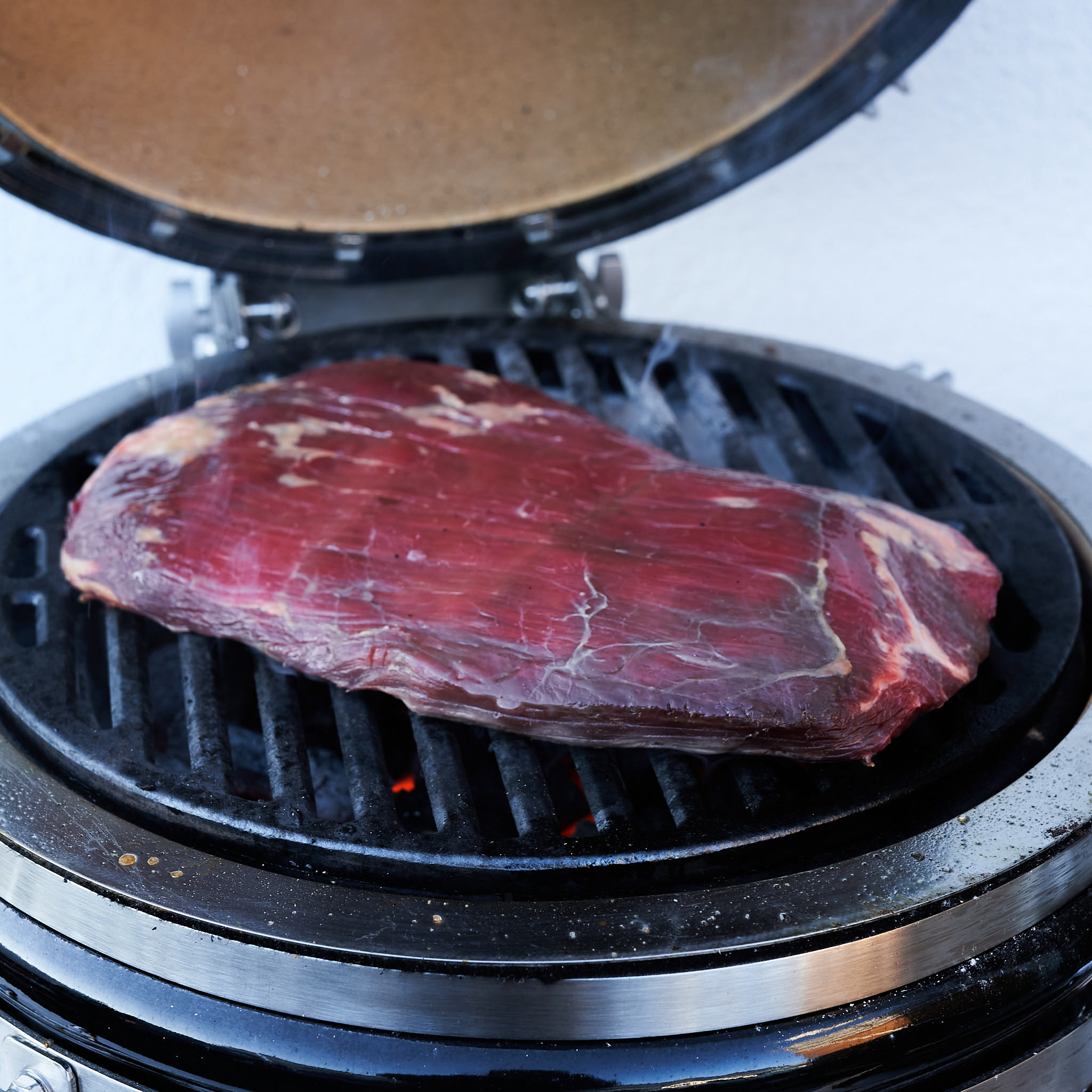 Flanksteak von der oesterreichischen Kalbin Flanksteak auf dem Grillrost