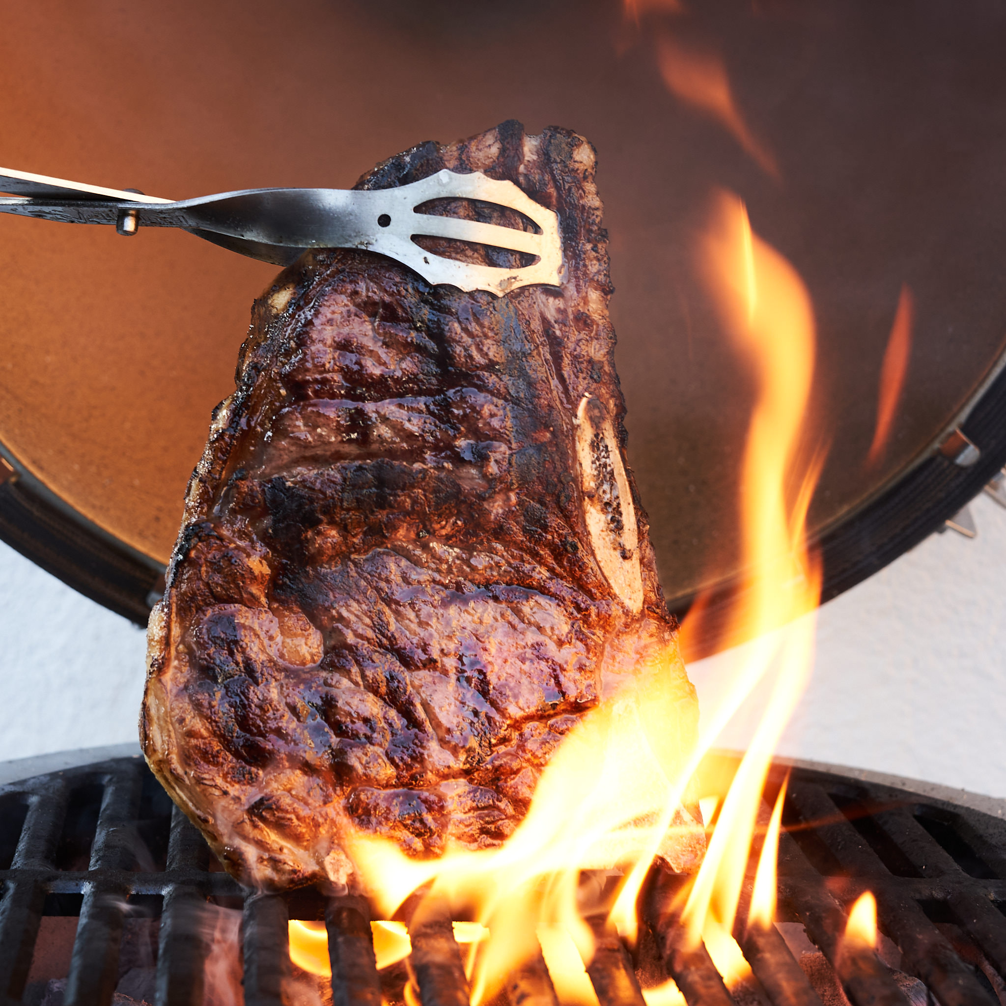 Club Steak wird über offener Flamme gegrillt Club Steak von der österreichischen Kalbin