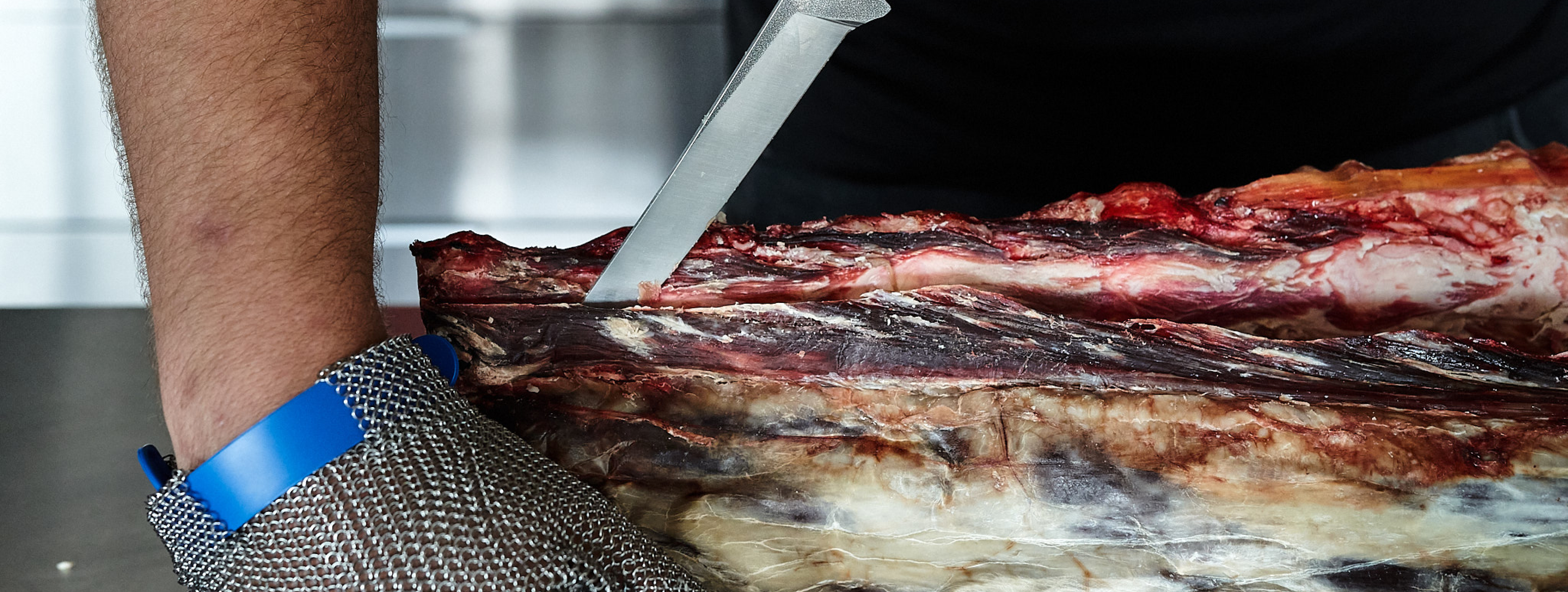 Dry Aged Rinderruecken Dry-Aged-Rinderruecken wird zerlegt.