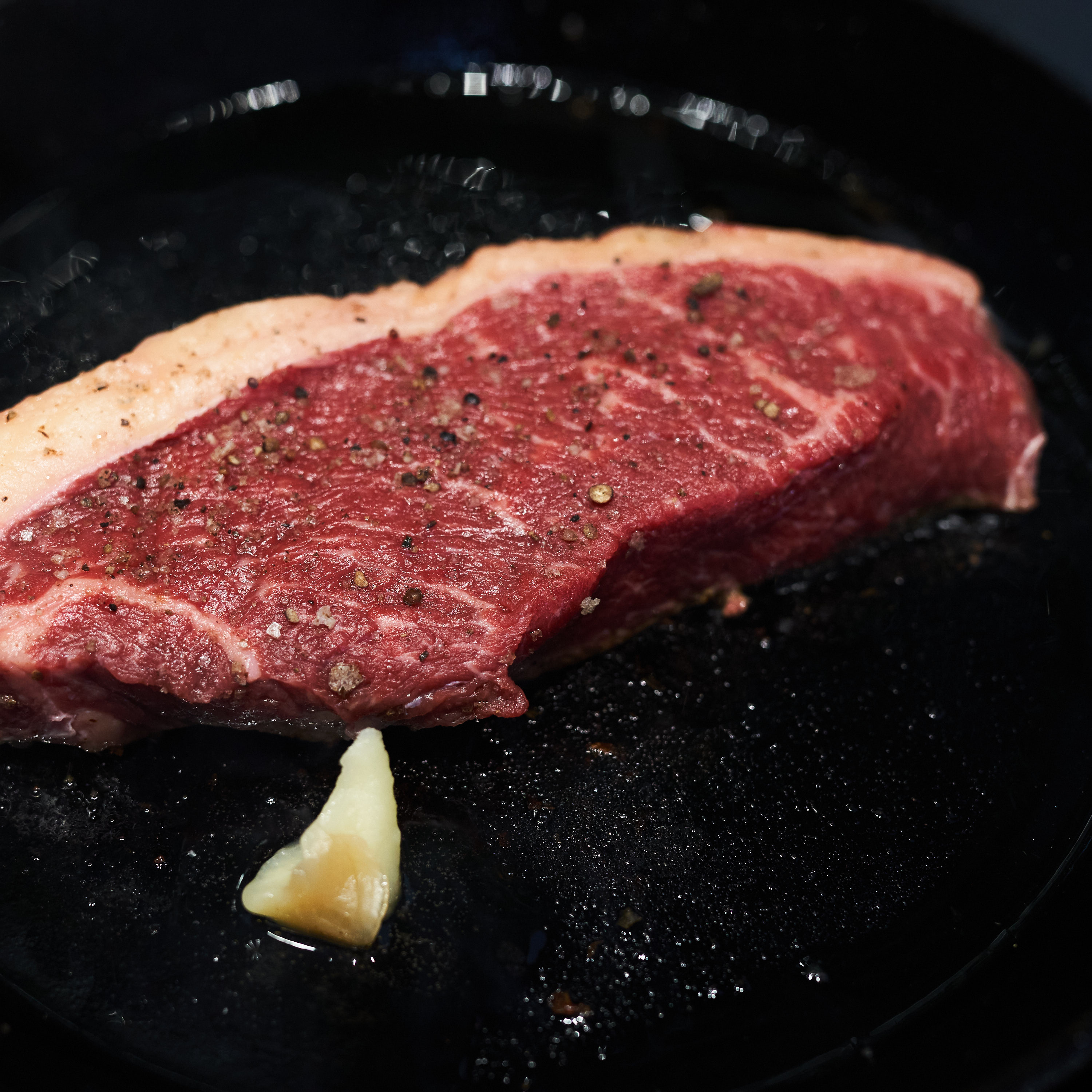 Picanha Steak in Gusseisenpfanne verfeinert mit grobem Pfeffer Picanha Steak in Gusseisenpfanne verfeinert mit grobem Pfeffer