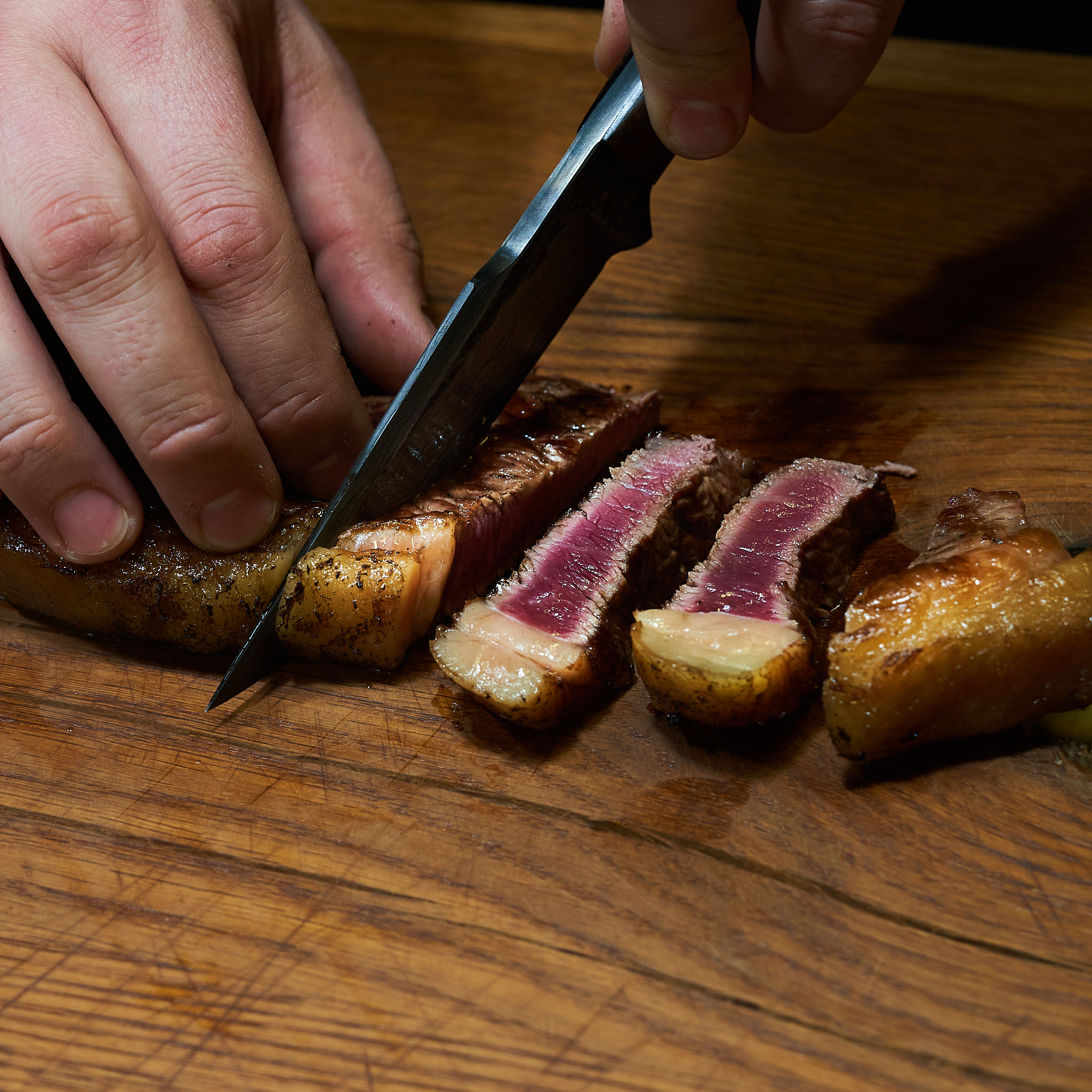 Picanha Steak wird tranchiert