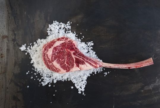 Tomahawk Steak auf Crushed Ice