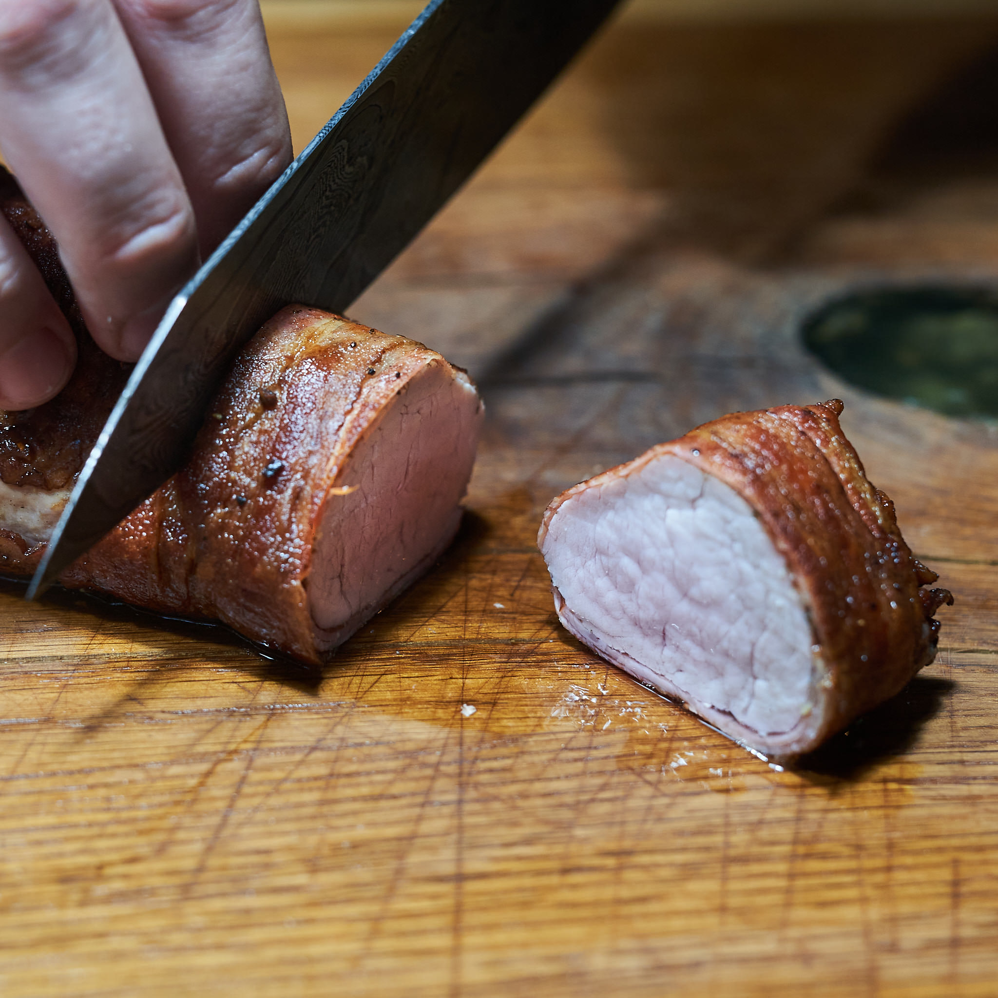 Filet - Schweinslungenbraten vom Strohschwein wird in feine Stücke geschnitten