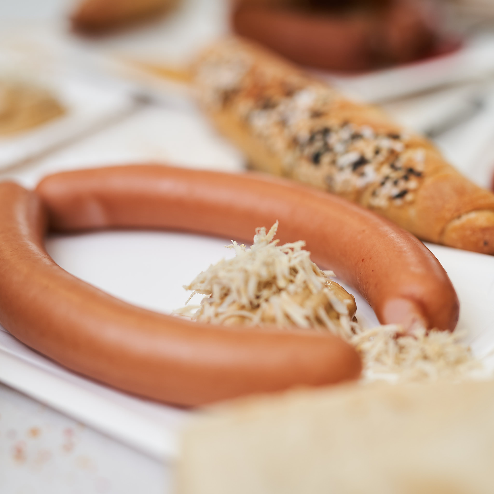 Frankfurter vom Metzgermeister mit Senf, Kren und frischem Gebäck