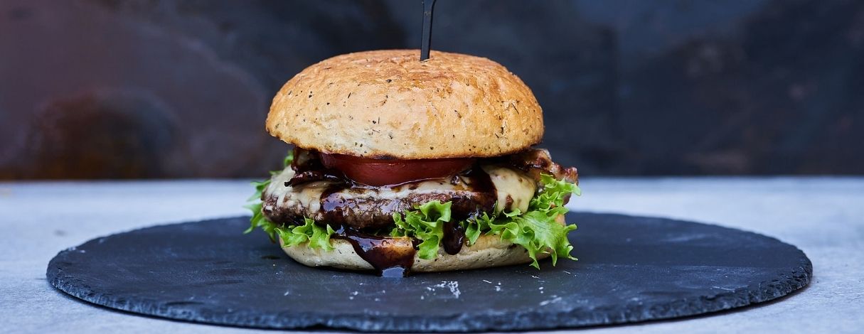 Saftiger Burger mit Patties von Fitmeat, Salat und Speck